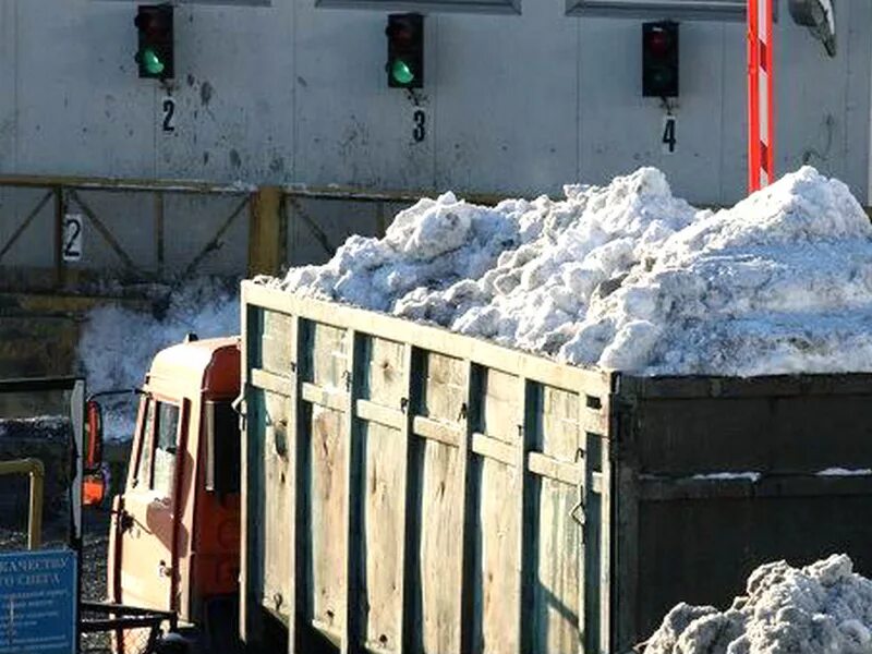 Вывоз снега мкд. Трактор убирает снег. Уборка снега погрузчиком в камаз. Самосвал со снегом. Вывезти снег с территории.