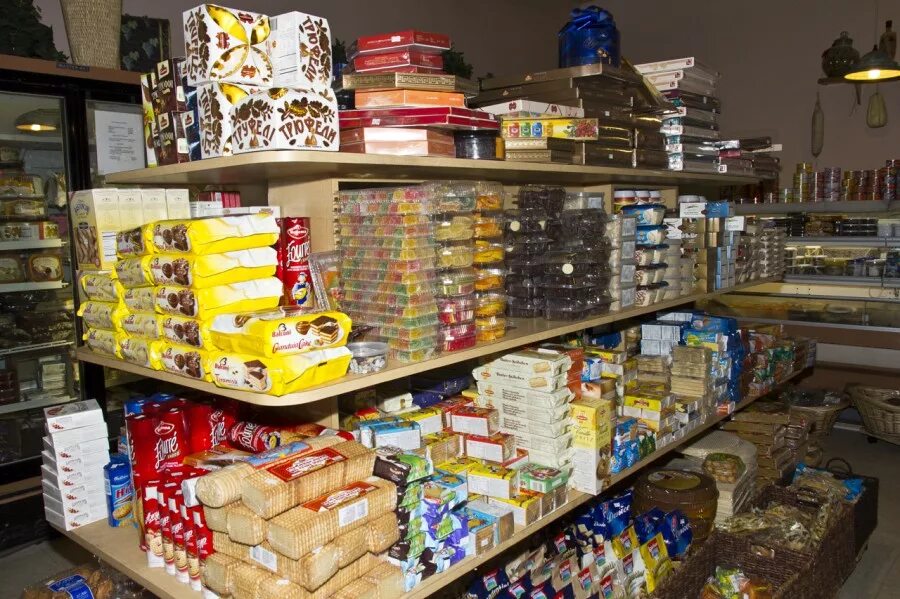 промо акции в магазине. хозяйственные товары мелочи. прилавок с медом. сувенирный магазин. выкладка товара в магазине сувениров.