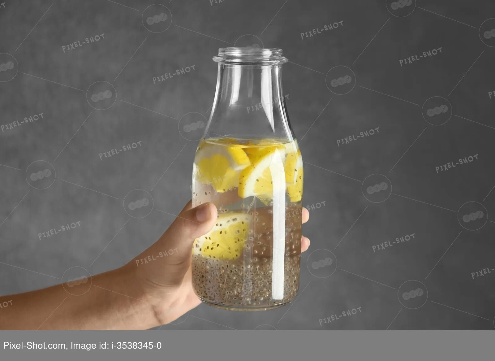 Чиа с водой и лимоном. Семена чиа с водой и лимоном. Вода с чиа и лимоном. Напиток с семенами чиа и лимоном. Бутылка для воды с семенами чиа.