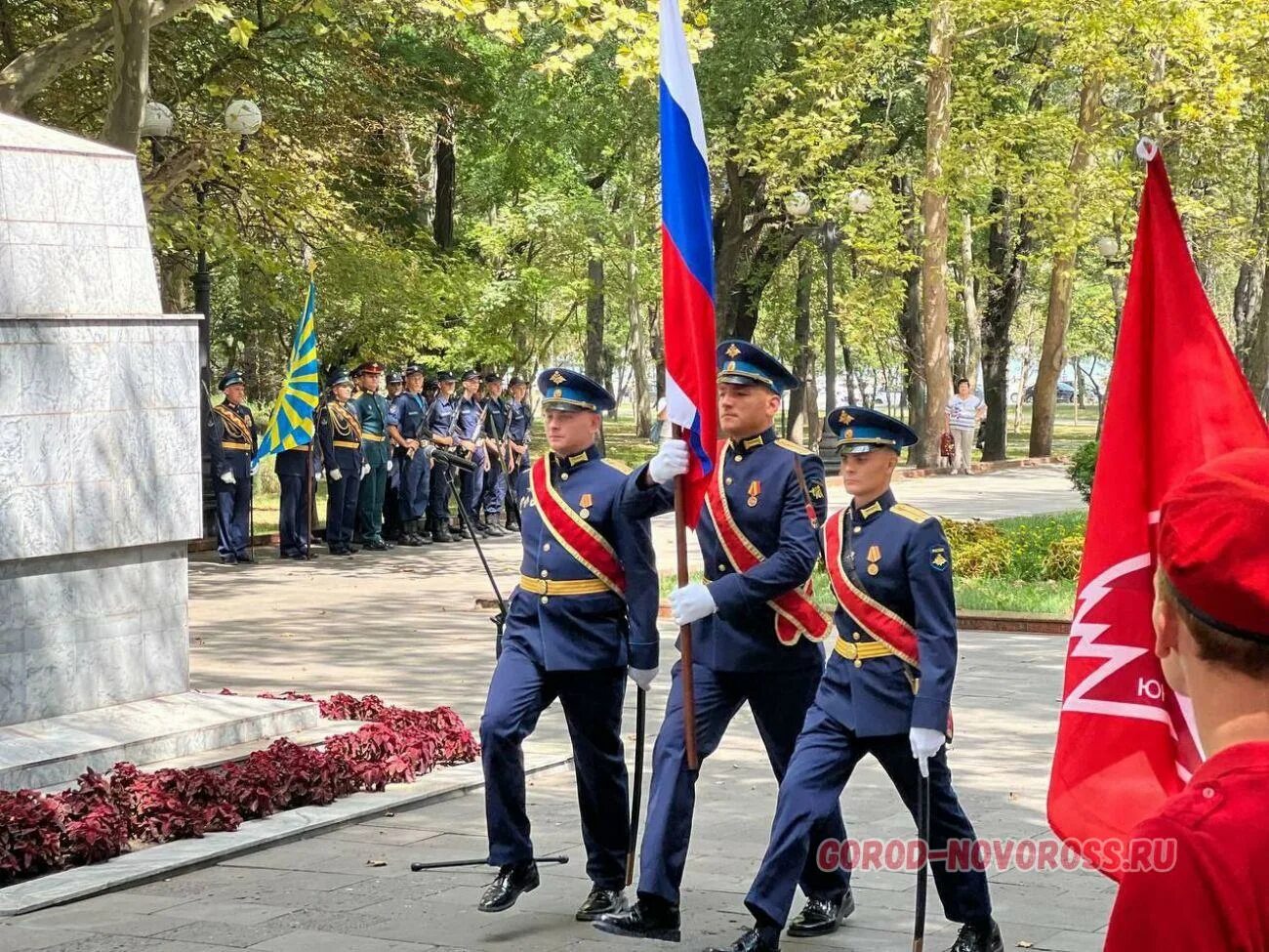 Сайт образования новороссийска. Площадь героев (Новороссийск). Юнармия Новороссийск. Штаб Юнармии Новороссийск. Пл героев Новороссийск.