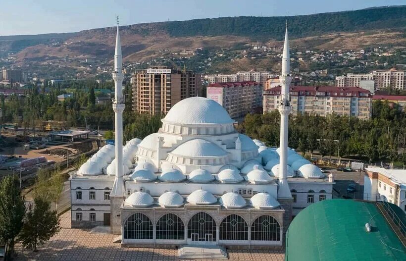 Джума дагестан. Центральная Джума-мечеть Дагестан. Махачкалинская Джума мечеть. Мечеть Дагестан Махачкала. Соборная мечеть Дагестан.