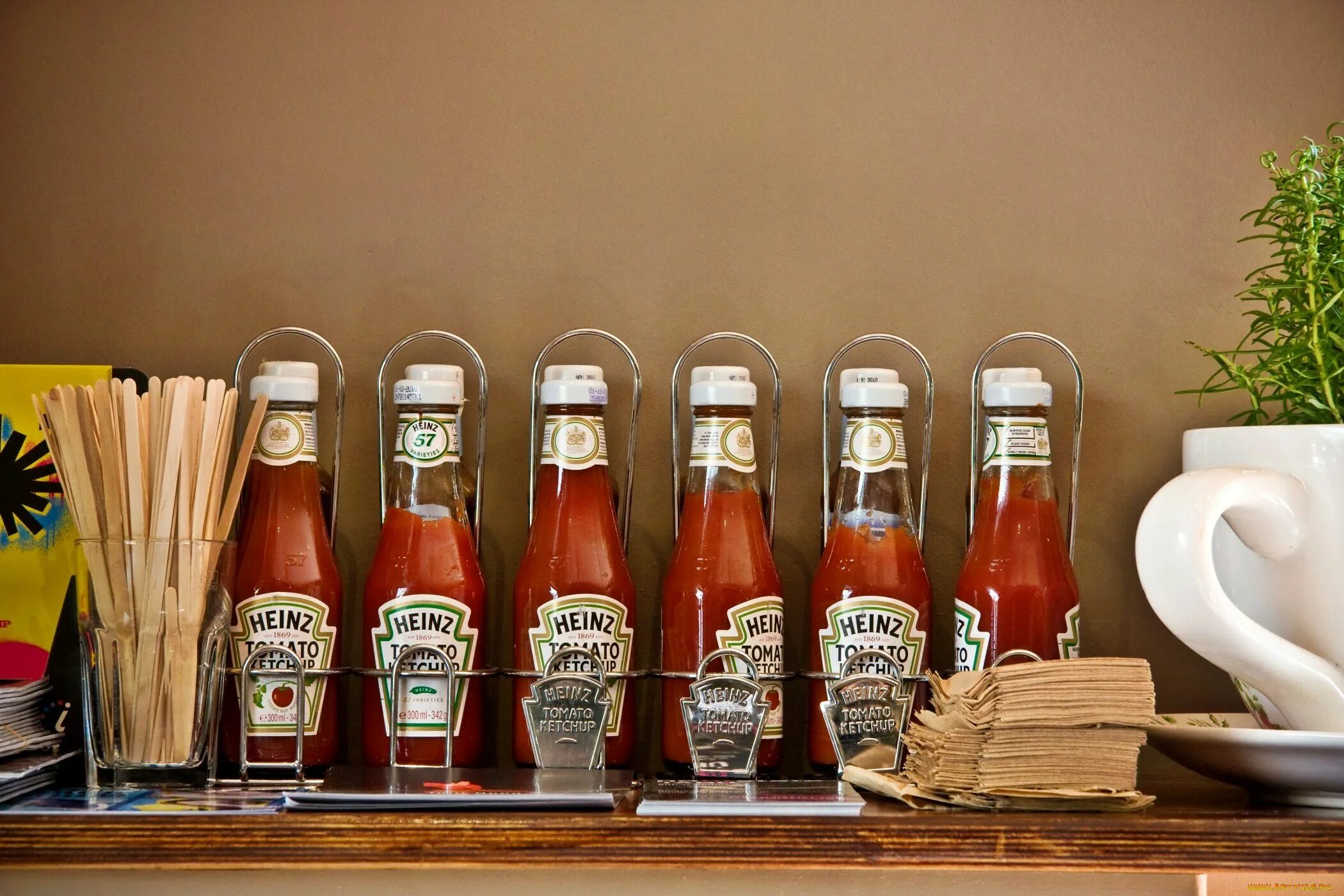 Тот соус был горчее найди и исправь. Heinz tomato ketchup. кетчуп хайнц в бутылке. соус кетчуп хайнц. кетчуп heinz бутылка.