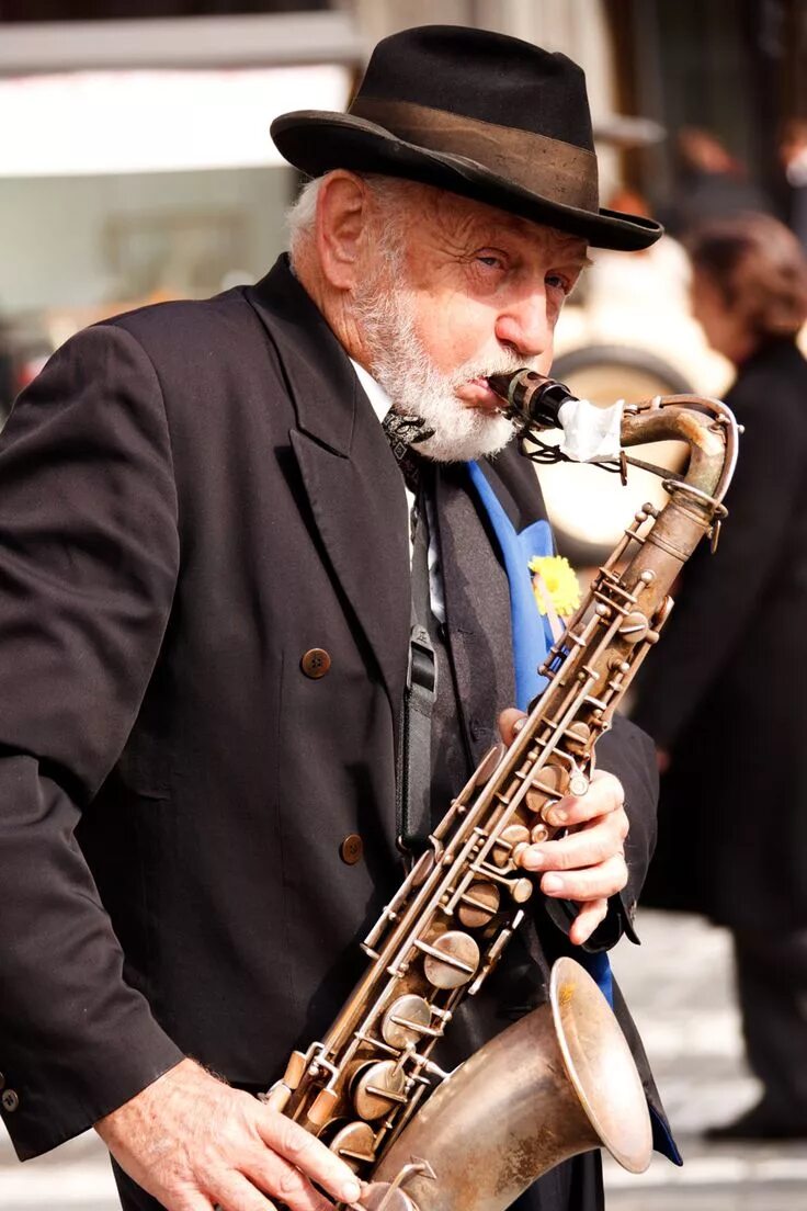 Playing saxophone. Саксофонист. Саксофон и музыкант. Человек с саксофоном. Старинный саксофон.