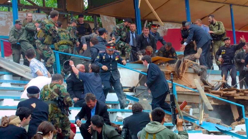 Ахмат хаджи кадыров 2004. Взрыв на стадионе в грозном ахмат кадыров. Взрыв на стадионе динамо в грозном 9 мая 2004. 9 мая 2004 года ахмат кадыров. 2004.