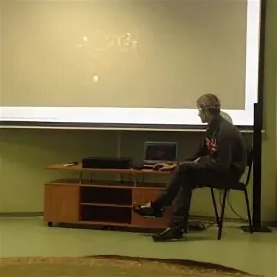 Гоша нашел в кабинете естествознания гири