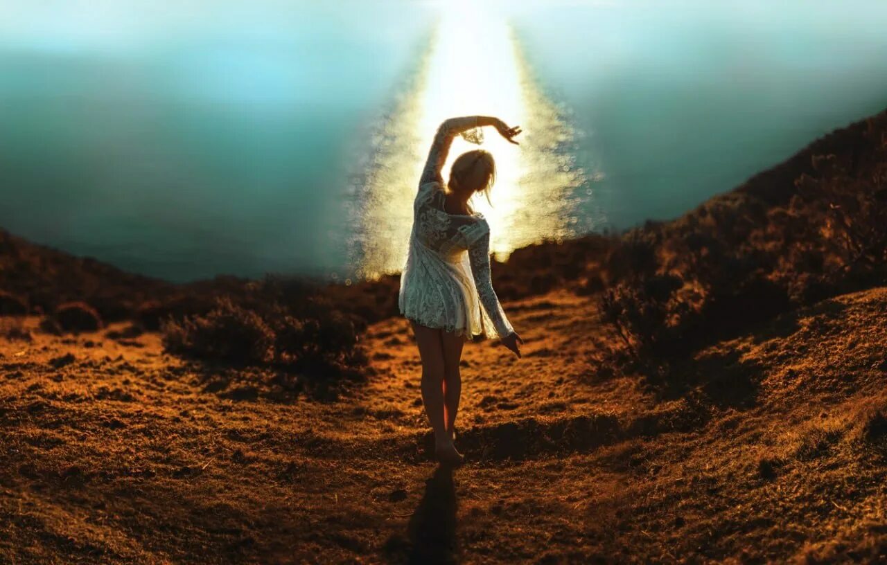 Парень и девушка идут по дороге. Навстречу хорошо. Солнце счастье. Дорога к счастью. Дорога путь.