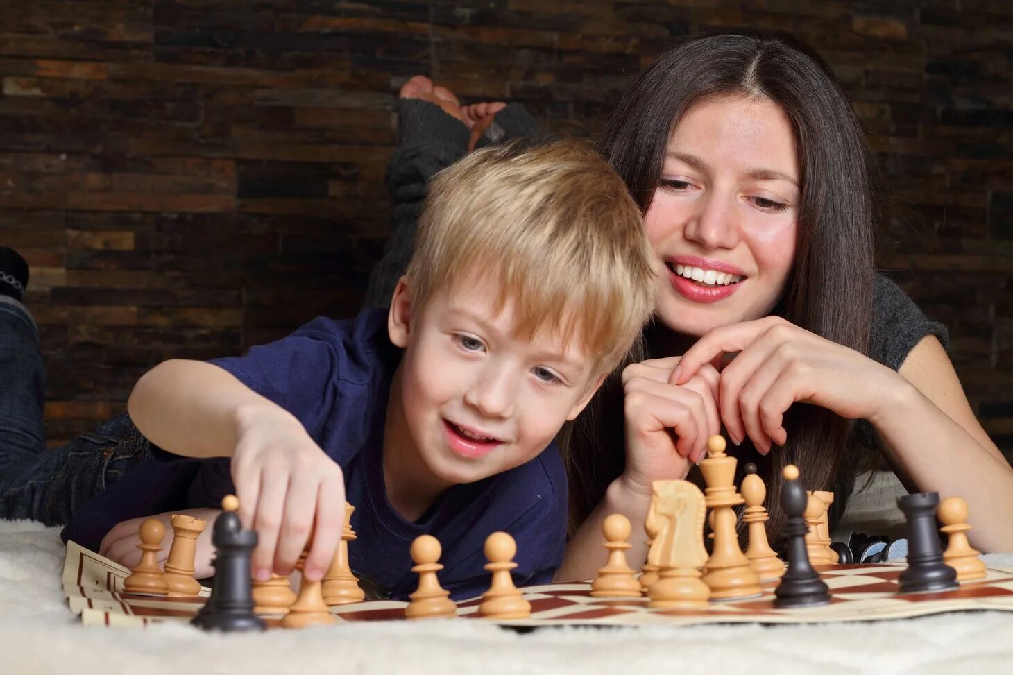 Фото шахматы дети. Playing Chess. Playing Chess with Family. Chess the best photos with children. Mark likes playing