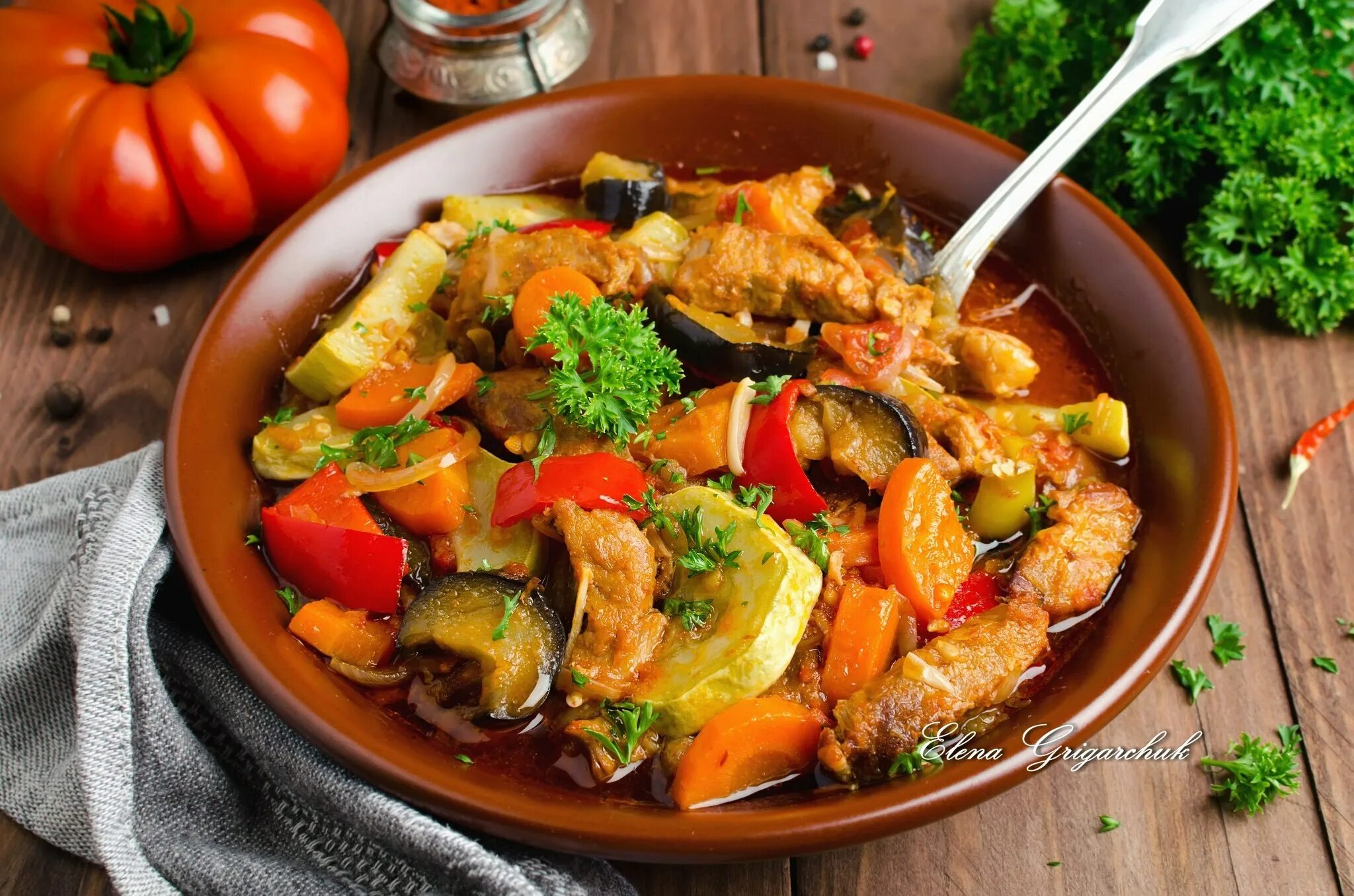 Как вкусно приготовить свинину с овощами. Свинина тушеная с овощами. свинина тушеная с баклажанами. баклажаны с мясом и овощами на сковороде. свинина тушеная с овощами в мультиварке.
