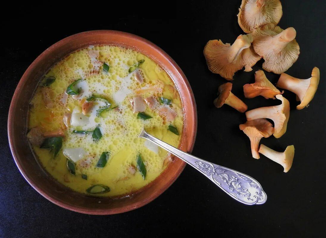 Вешенки приготовление супа. Грибной суп с лисичками. Суп с грибами лисичками. Похлебка грибная с лисичками. Сырный суп с грибами.