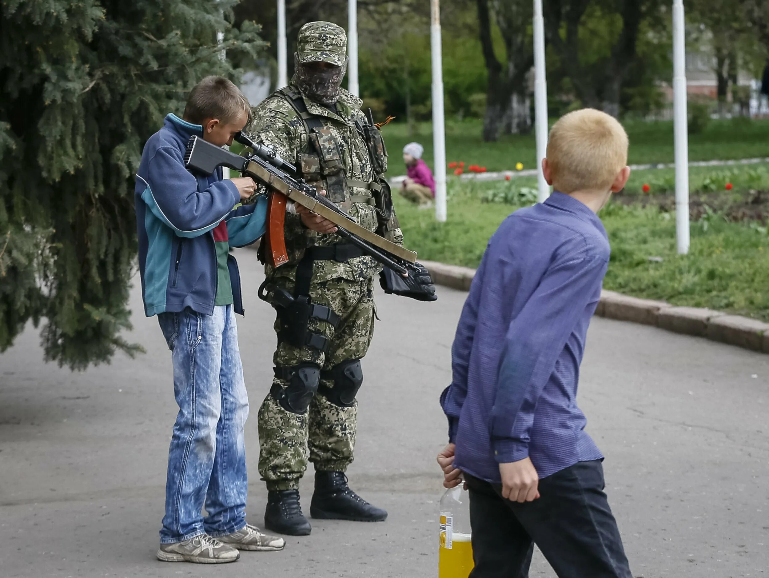 Ополченец 2014 сепаратист Славянск. Славянска Донецкой народной Республики. Обстановка в славянске