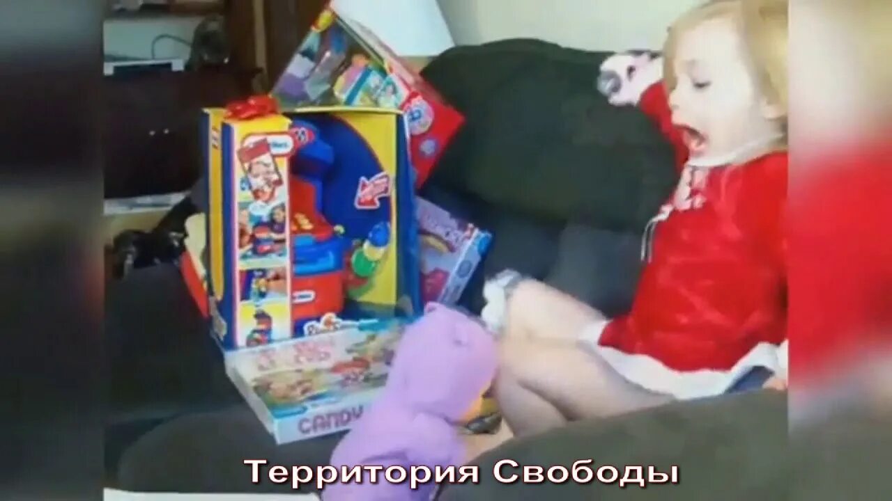 Страхи детей. Игровая зависимость у детей. Почему ребенок боится игрушек. Игровая заивмсоть у детей. Испуганный ребенок.