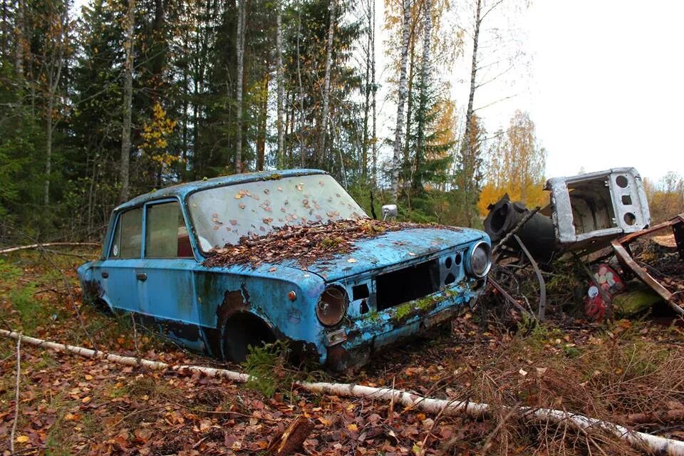 Медленная жизнь мага природы в заброшенном лесу. Заброшенный Москвич 2141. ВАЗ 2107 заброшеные. Брошенные машины в лесу. Заброшенные Жигули.