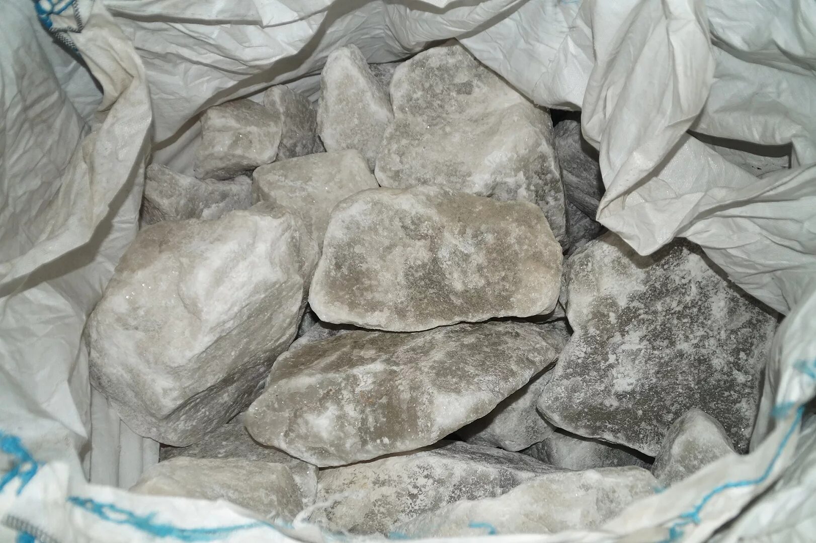 соли животноводства. соль лизунец для животных глыбы. кормовая соль лизунец. соль для скотины. соли животноводства.