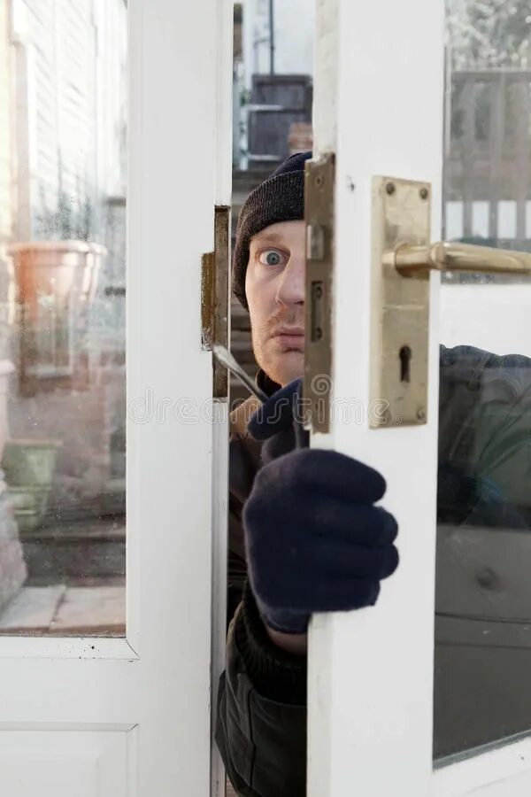 Взломщик дверей. Проник в дом через окно. Грабитель в дверях. Breaks break взлома