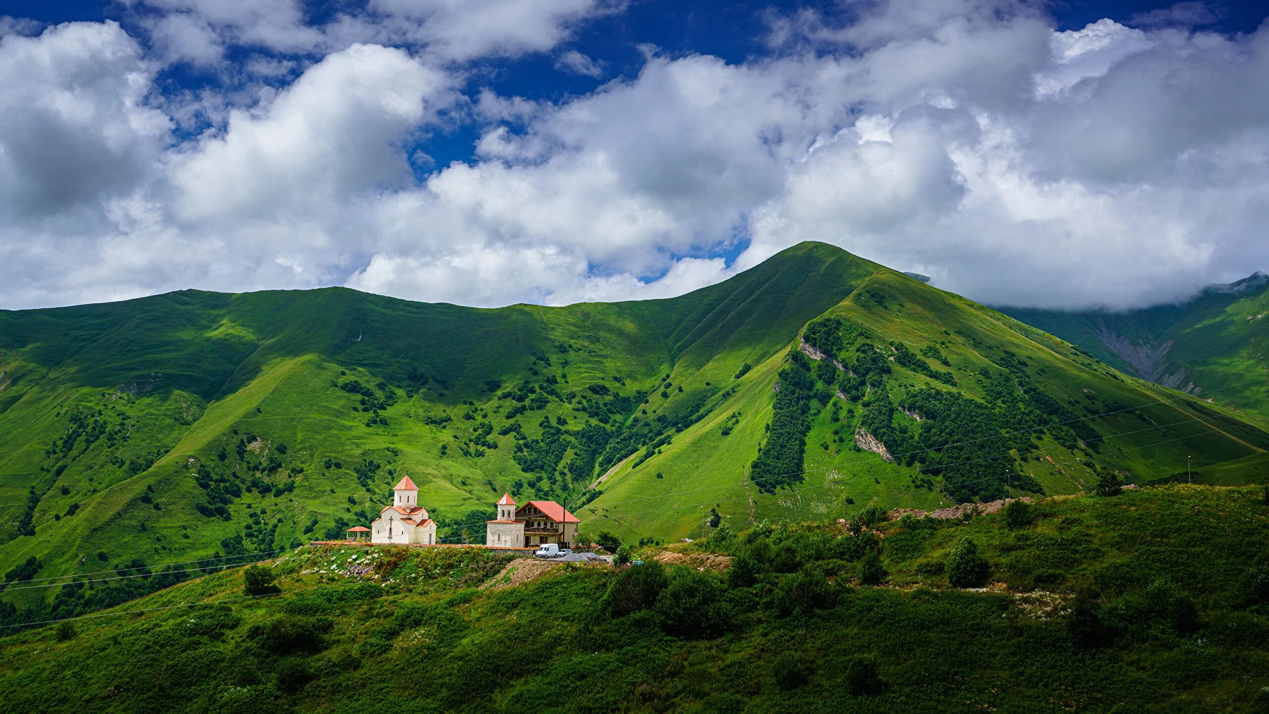 Юг грузии. Казбеги Грузия. Грузия Тбилиси природа. Гора Кумбет Грузия. Тбилиси крепость Ананури.