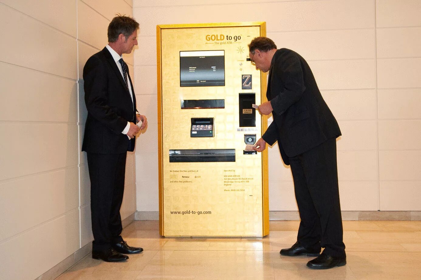 First atm. Автомат по продаже золота. Автомат по продаже золотых слитков. Автомат по продаже золота в Дубае. Аппарат по приему золота.