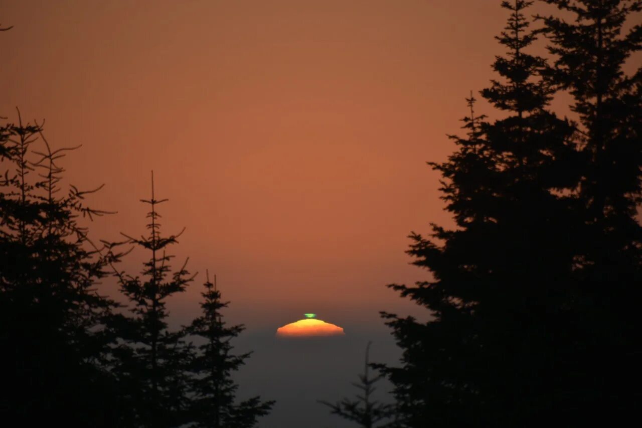 Зеленые зори. Пираты карибского моря зеленый луч. Зеленый луч, южный полюс. Зелёные лучи природное явление. Зеленые зори.