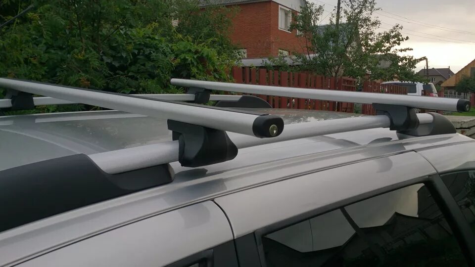 Багажник на рейлинги inter favorit. Багажник на крышу lux форд фокус 2. Аэро багажник. 3 м. Багажник lux ford focus 2.