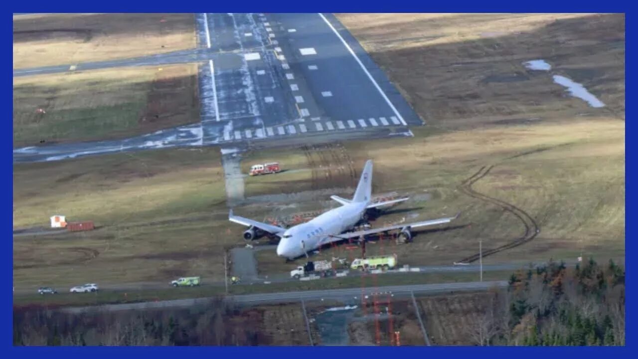 Сколько метров аэропорта. Боинг 737 на взлетной полосе. Боинг 747 полоса посадочная. Боинг 747 на кладбище. Боинг 747 в аэропорту.