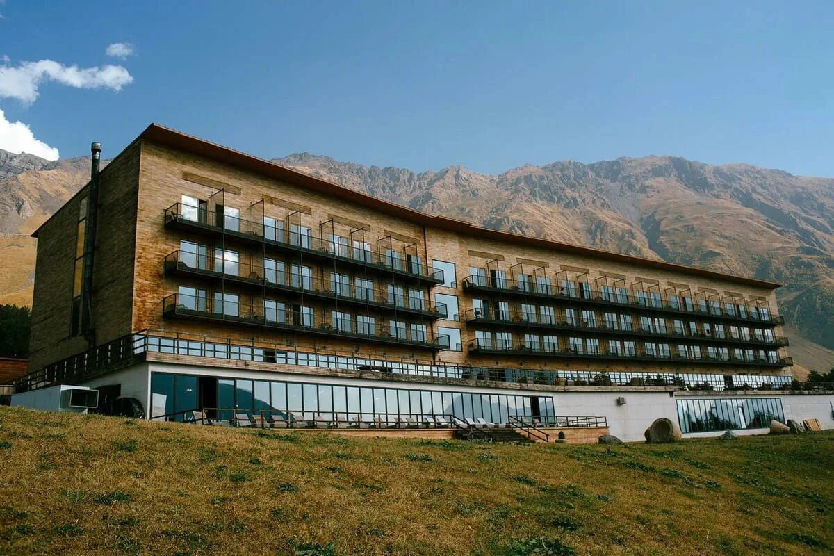 Гостиницы в грузии. Rooms Hotel Kazbegi Грузия. Грузия отель Румс отель Казбеги. Rooms Hotel Kazbegi Степанцминда, Грузия.