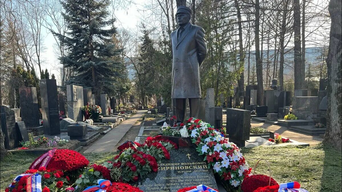 Новодевичье кладбище Жириновский. Памятник Владимиру Жириновскому. Новодевичье кладбище Покрышкин.