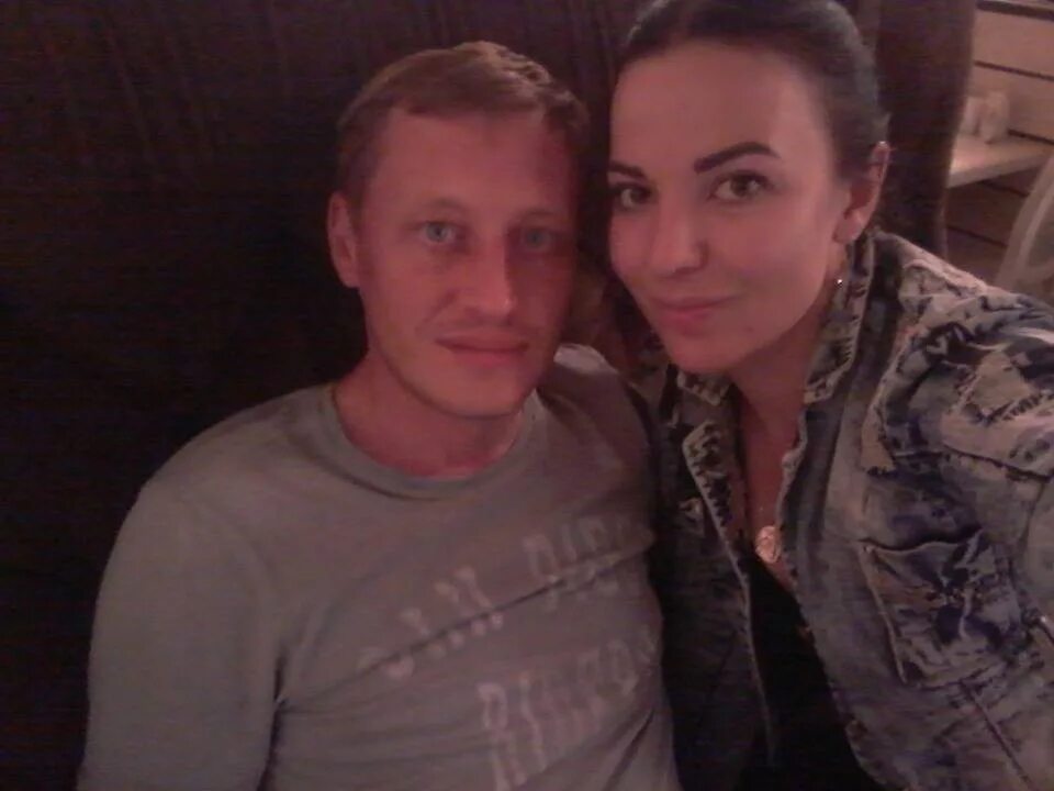 Встреча влюбленных. Девушка провожает парня. Семейные пары для встреч. Влюбленная женщина. Семейные пары для встреч.