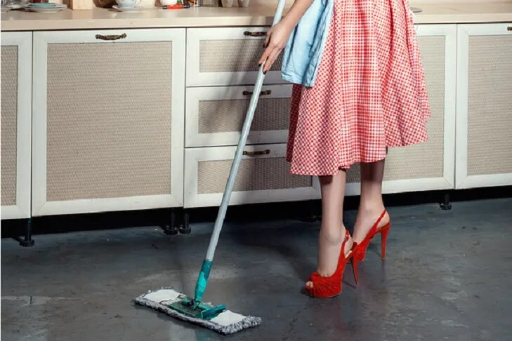 Жена убирается. Домохозяйка убирается. Швабра housework. Домашние дела. Взрослая домработница