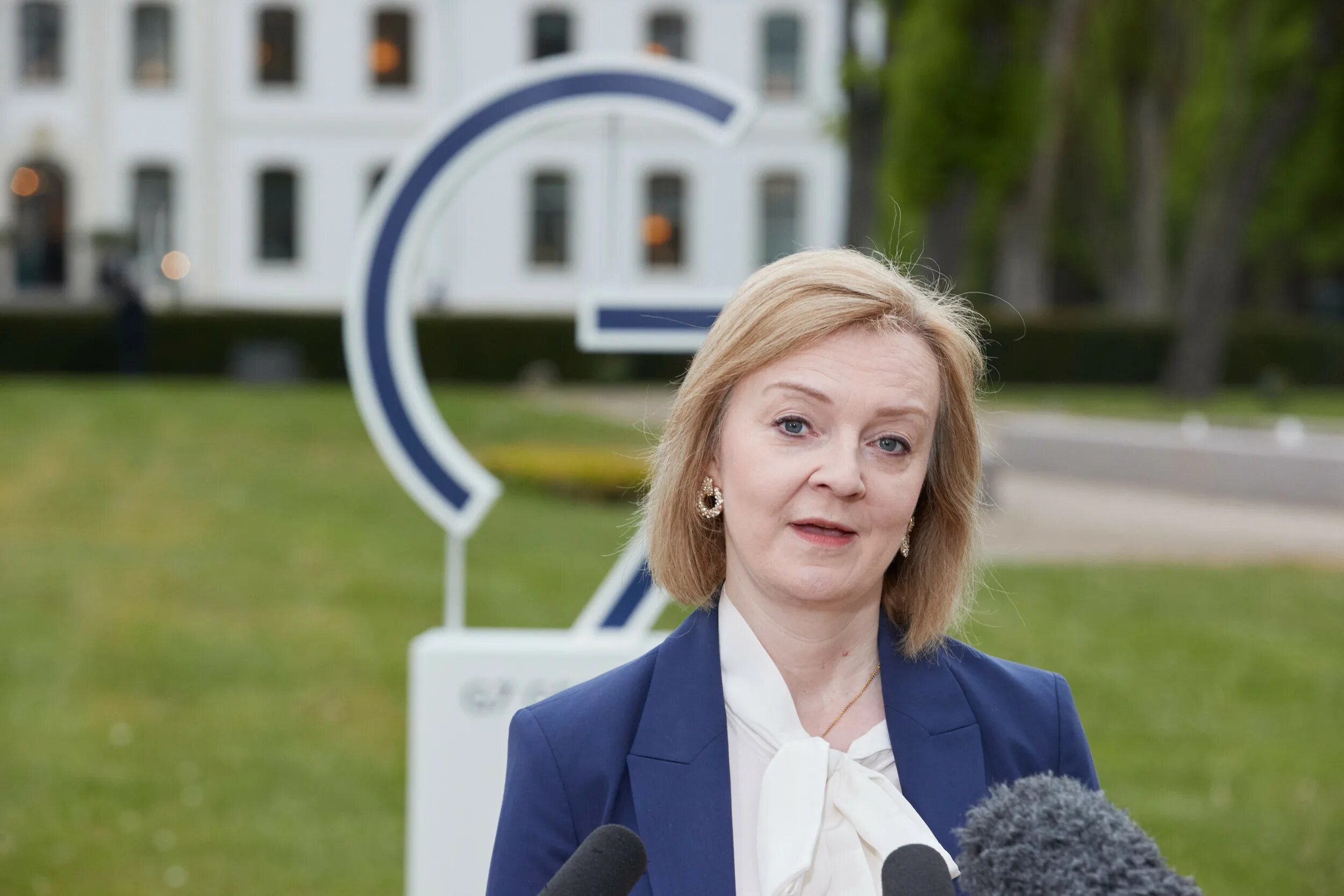 Лайза коши фото. Лайза коши 2020. Премьер-министр великобритании лиз трасс. Лиз трасс (elizabeth mary «liz» truss). Сьюзан бломмарт.