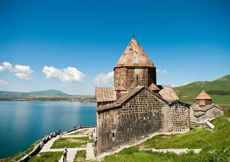 Севан монастырь севанаванк. Озеро севан. Севан армения. Озеро севан армения. Севан мкрчян.
