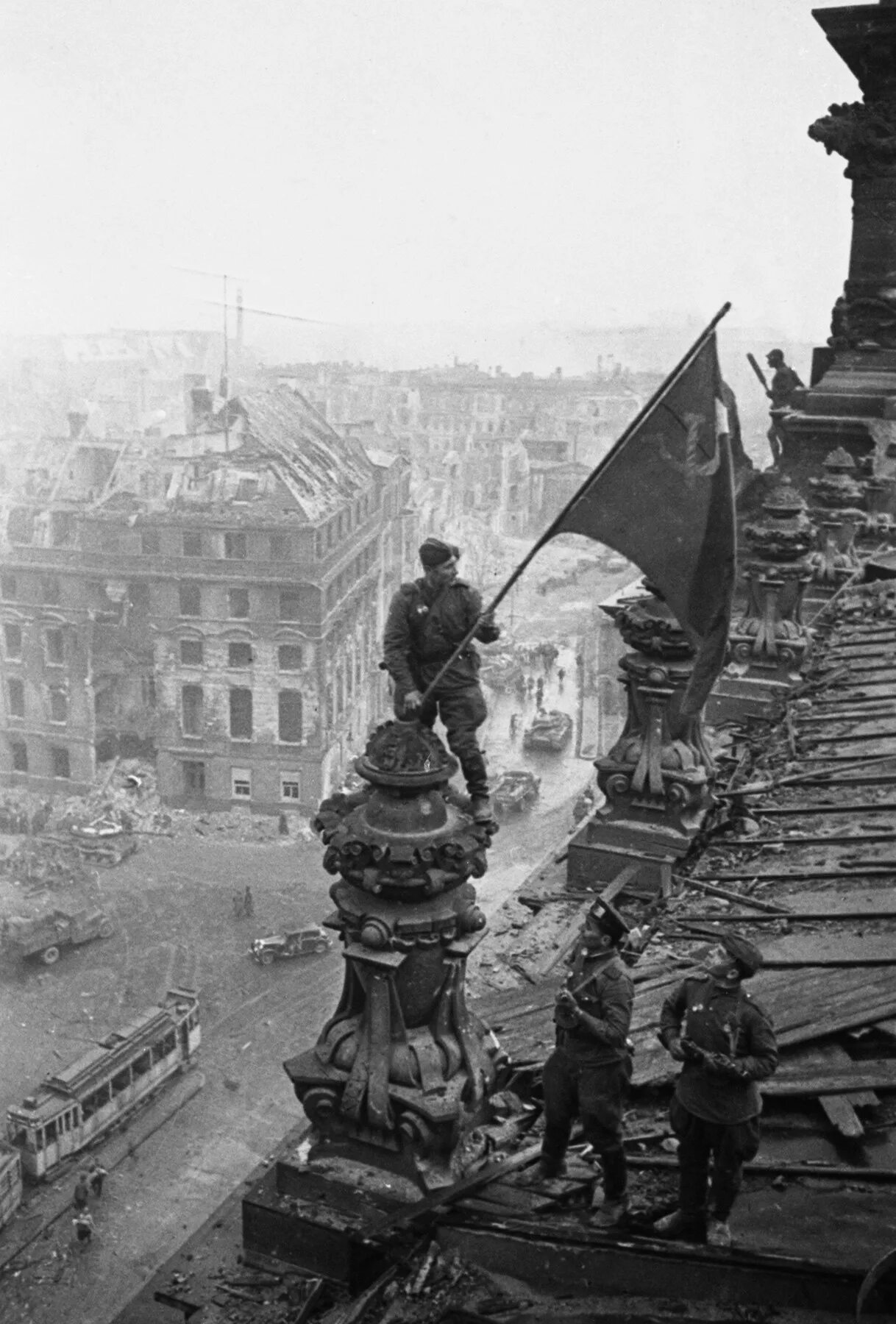 Берлин 1945 Рейхстаг Знамя Победы. Кантария Знамя над Рейхстагом. Кантария и Егоров Рейхстаг.