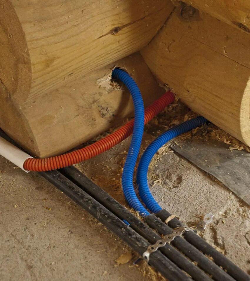 Прокладка проводов. Прокладка электропроводки в деревянном доме. Прокладка провода в деревянном доме. Трубы для электропроводки в деревянном доме.