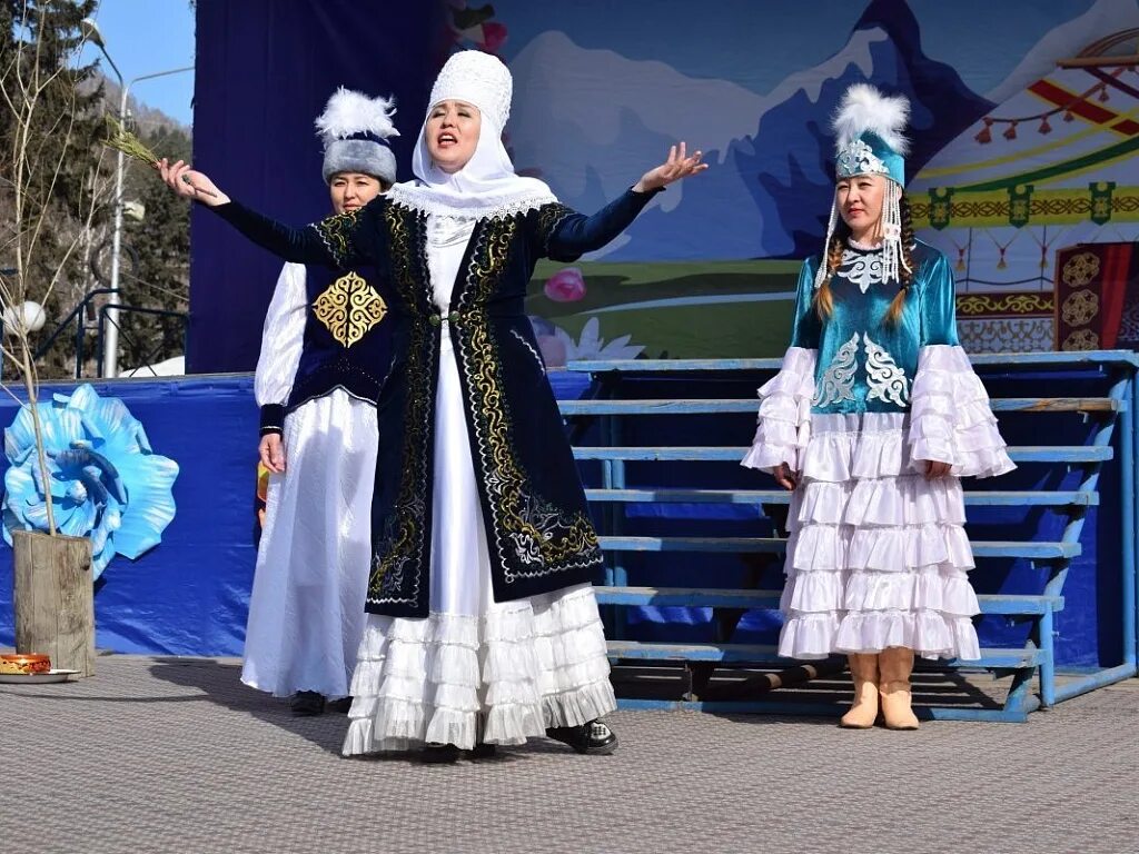 Национальный праздник казахов. Наурыз в Горно-Алтайске. Горно Алтайск Наурыз. Казахские праздники. С праздником Наурыз на казахском.