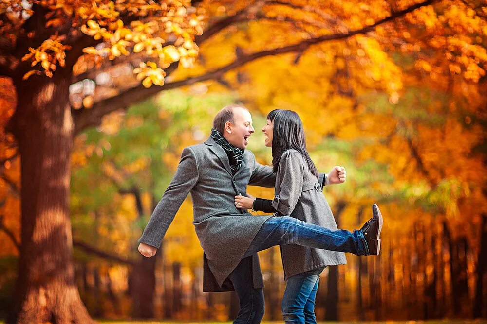 осень любовь. вместе осенний. ноги в листьях. осенняя встреча. осень в парке.