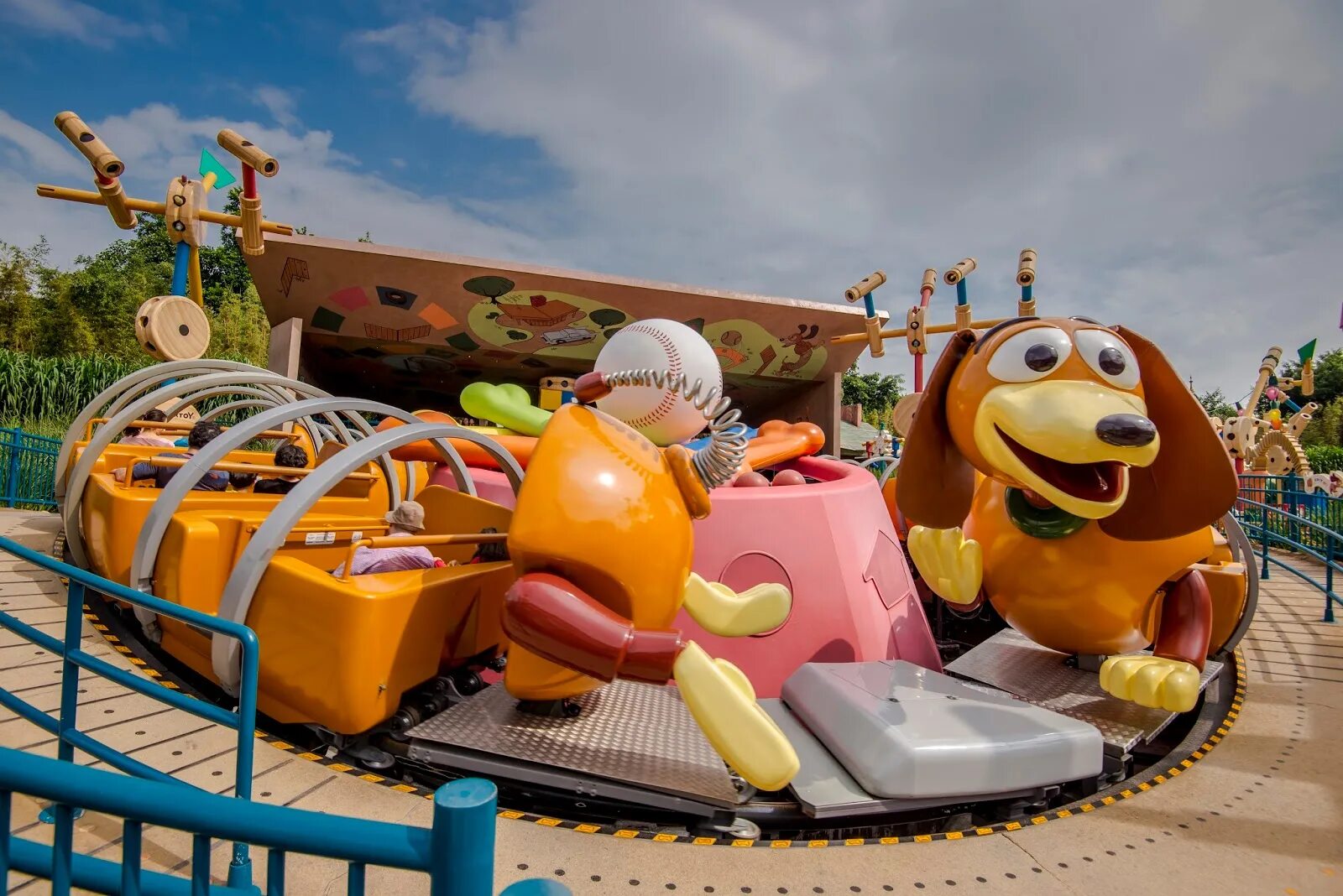 Park toys. Slinky Dog Zigzag Spin Диснейленд. История игрушек парк развлечений. Диснейленд игрушки. Парк аттракционов история игрушек.