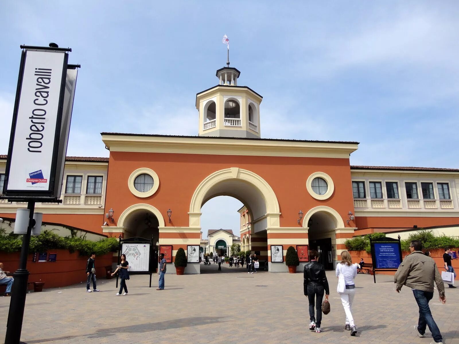 Serravalle outlet. Аутлет Италия Серравалле. Аутлет Нова Лигура Италия. Нови Лигуре Италия аутлет.