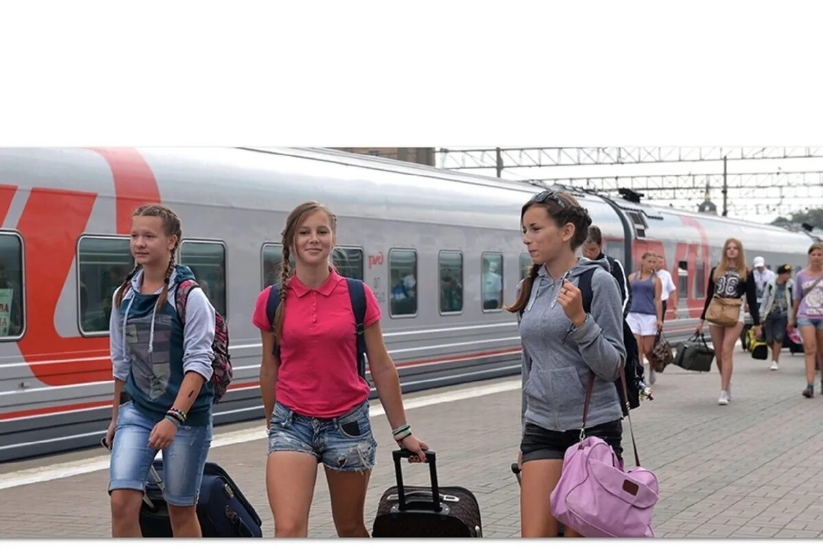 Ржд студентам летом. Одежда в поезд летом. путешествие на жд транспорте для студентов. ржд студенты поезд. одежда в поезд для женщин летом.