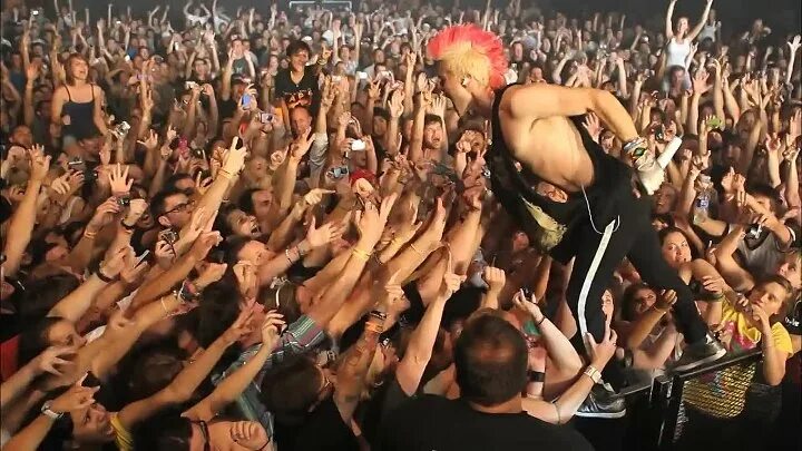 Hail to the victor. 30 seconds to mars концерт. 30 seconds to mars прыгать в толпу. thirty seconds to mars - hail to the victor.