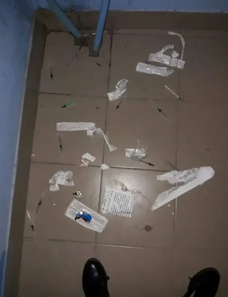 5 часов в подъезде. Туалет в подъезде. валяются шприцы в подъезде.