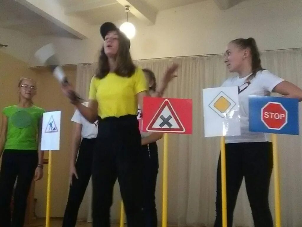 Мини сценка по пдд. Сценка по дорожному движению слава. Сценки по пдд для дошкольников. Мини сценка по пдд. Мероприятия по пдд в начальной школе.