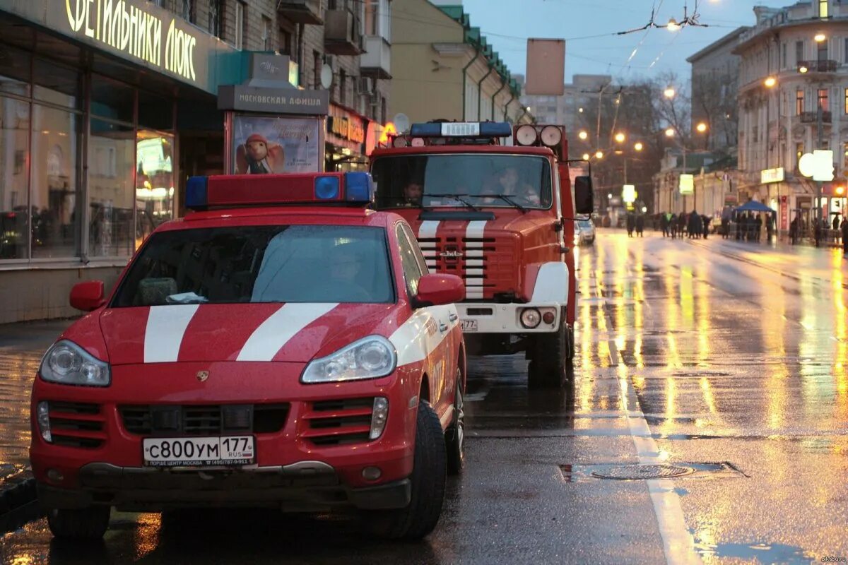 Майбах у кремля. Красная машина москва. Машины в москве. Феррари 777. Ferrari в москве.