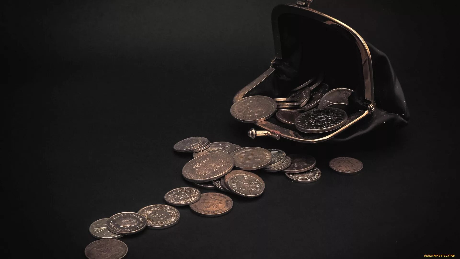 Монетки на темном фоне. Монеты на черном фоне. Деньги на темном фоне. Монеты для кошелька.