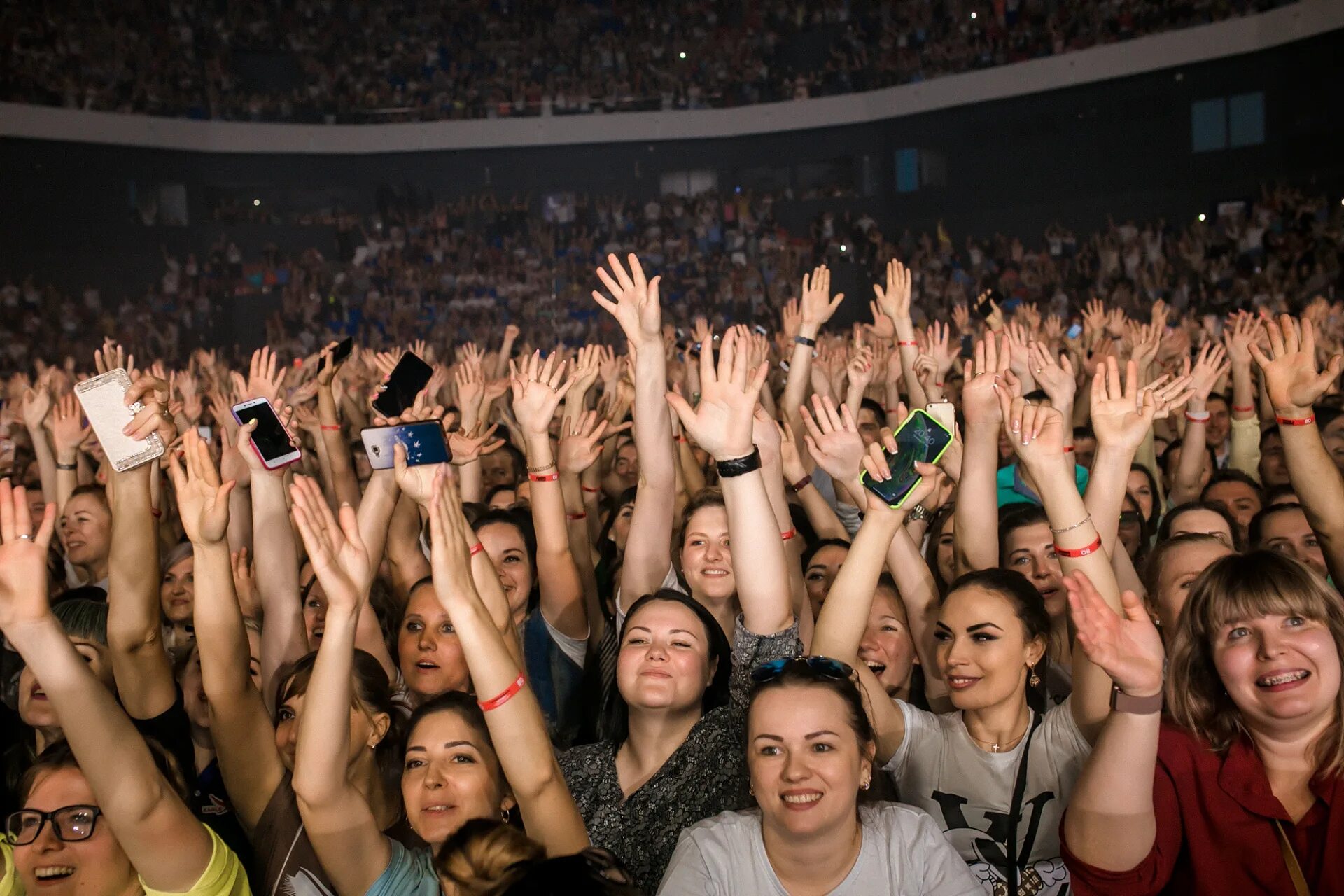 Где есть концерт. Зрители на концерте. Толпа зрителей. Руки на концерте. Много людей на концерте.