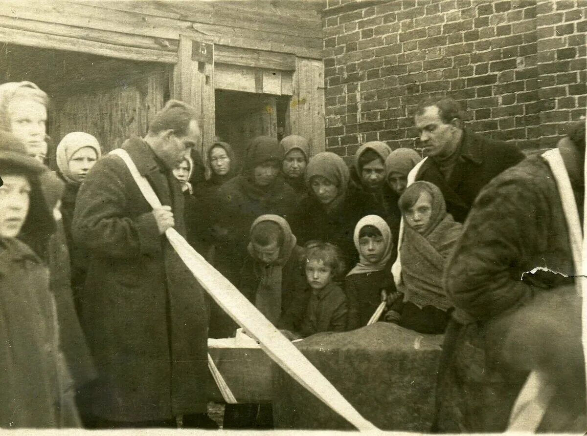 Ужасы советских похорон. Старые гробы с покойниками. Церковные похороны 19 век.