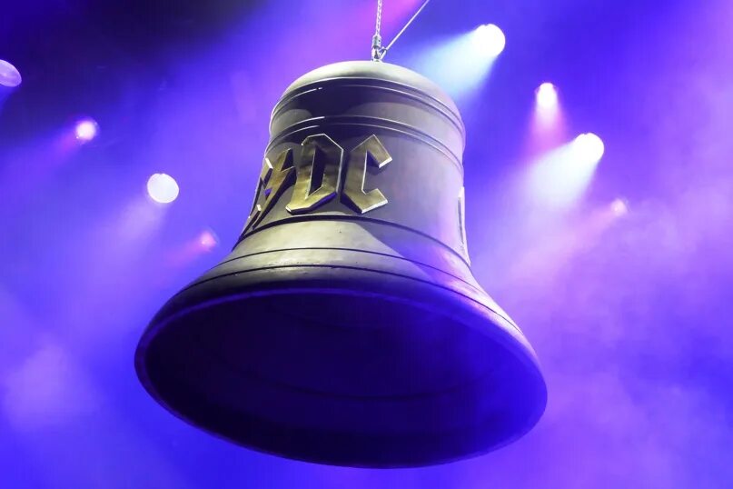 AC DC колокол. Hells Bells AC/DC колокол. AC/DC концерт колокол. Колокол арт.