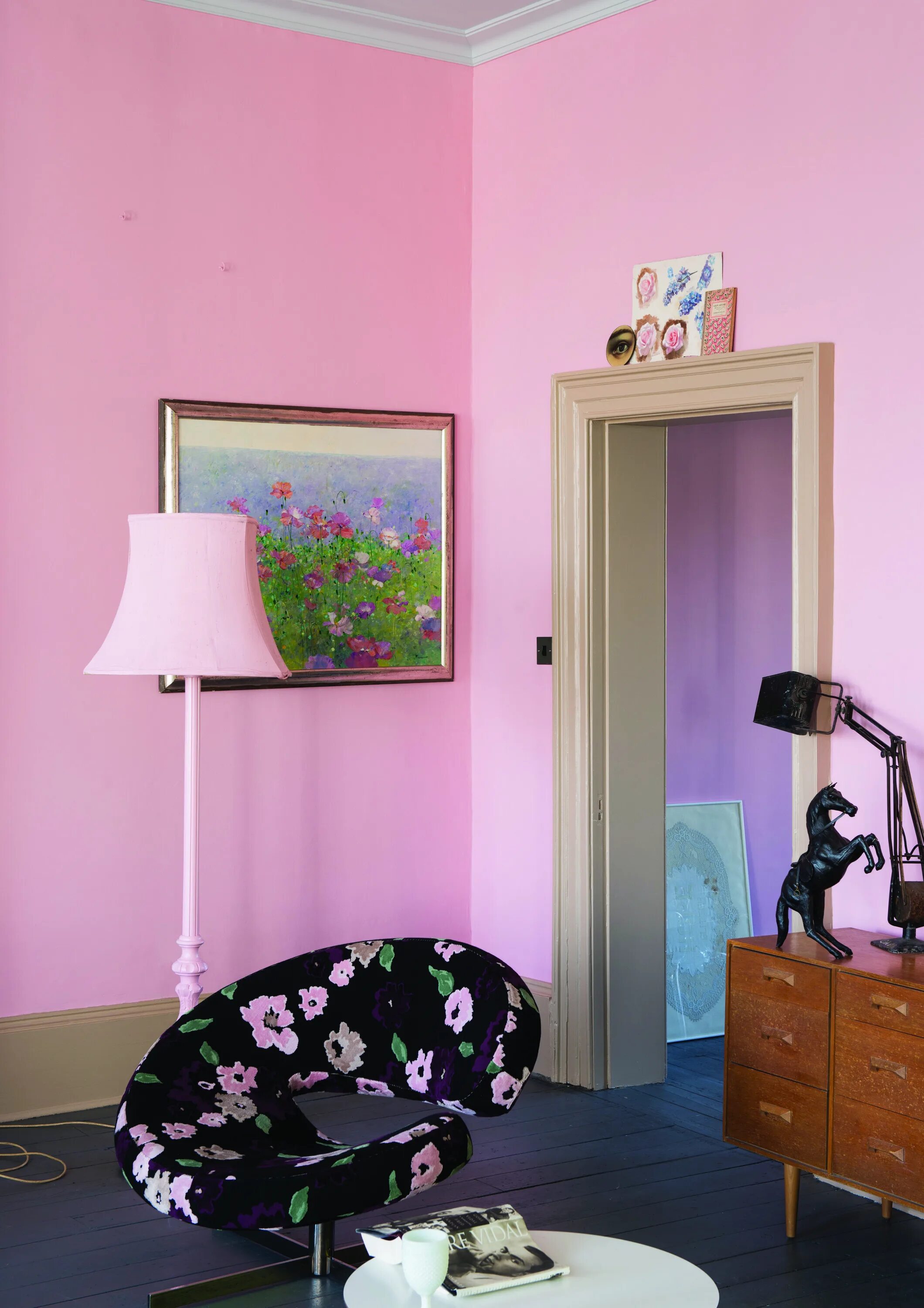 Перекрашу квартиру в розовый. Farrow Ball плинтус. Розовая краска для стен. Светло розовые стены. Розовый цвет краски для стен.