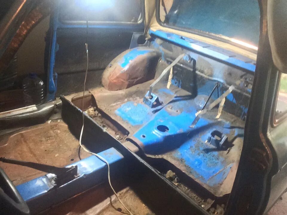 Люк для рыбалки на заз 968. Зачем лючок в поле запорожца. Заз 968 лючок в полу. Лючок в днище запорожца. Зачем лючок в поле запорожца.