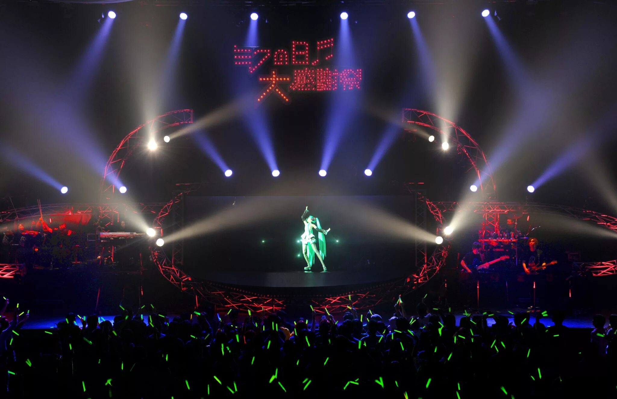 Мики хатсуне концерты. Хатсуне Мику живой концерт. Хатсуне Мику концерт в Японии. Хацунэ Мику на сцене. Виртуальный концерт Хатсуне Мику.