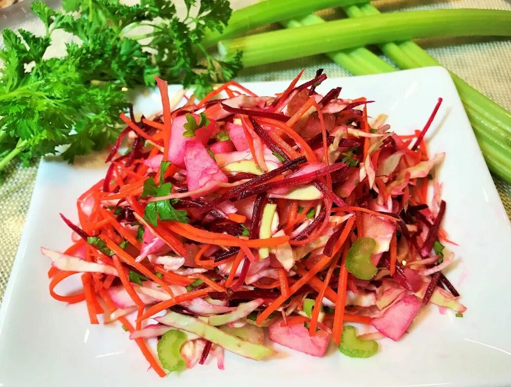Рецепты из овощей для похудения. Салат метелка. Овощной салат метелка. Салат витаминный со свеклой. Салат щетка Ингредиенты.