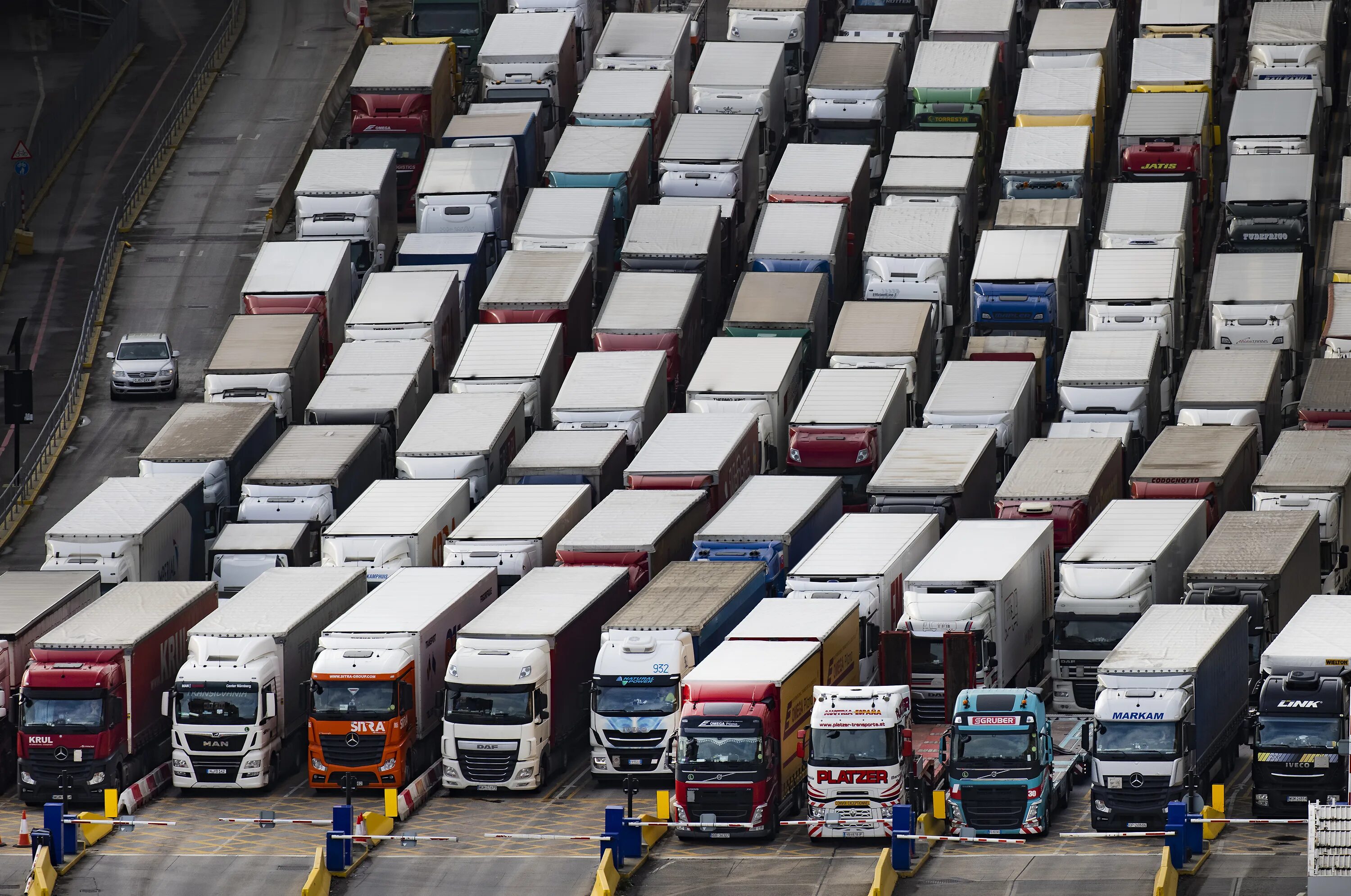 Тысячи грузовиков. 10 Тысяч грузовиков. Как выглядят 100 тысяч грузовиков. Как выглядят 100 тысяч грузовиков сверху. Грузовик 1000 кг