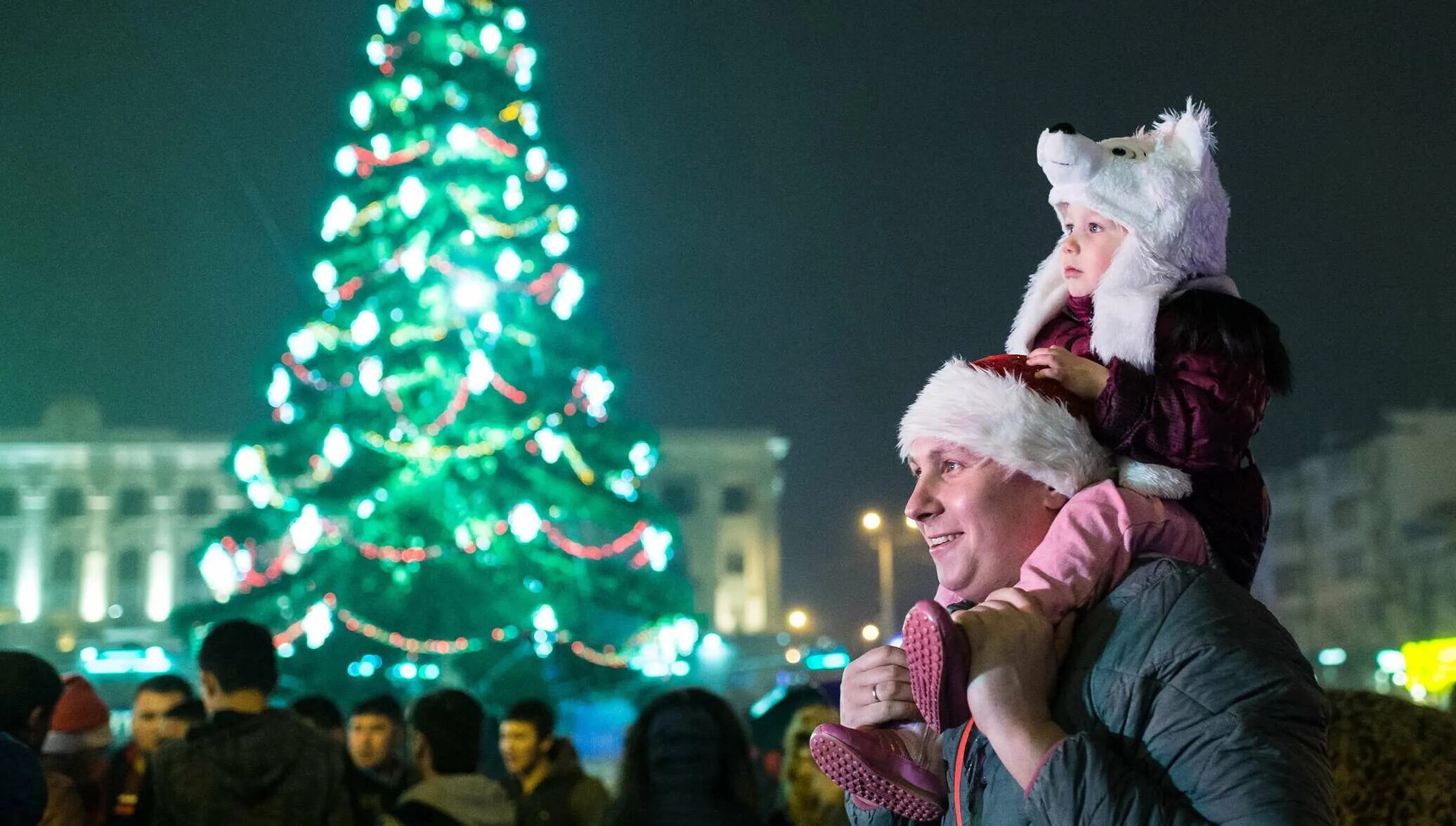 Провести новый год в россии. Новый год празднование в России. Встреча нового года в России. Новый год в России люди. Отмечают новый год в России.